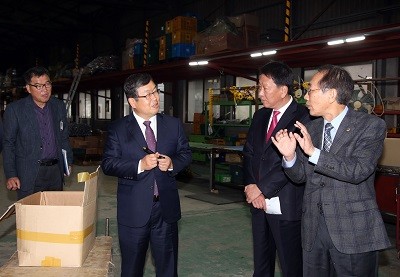 ▲ 박일호 밀양시장이 지역 기업체를 방문해 애로 사항을 듣고있다.ⓒ밀양시청 제공