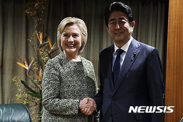 ▲ 트럼프의 당선은 아베 신조 日총리에게는 당혹스러운 소식이다. 사진은 지난 9월 19일(현지시간) 힐러리를 만나러 미국에 간 아베 총리. 당시 아베 총리는 트럼프 측과는 만나지 않은 것으로 알려져 있다. ⓒ뉴시스-AP. 무단전재 및 재배포 금지.