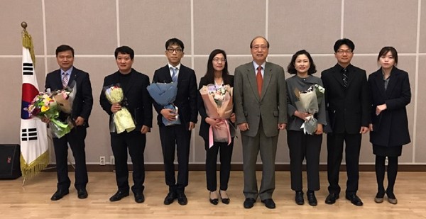 ▲ 한국에너지공단 충북지역본부가 15일 ‘제6회 충북 에너지의 날 행사’를 가진 가운데 남창현 충북도 정무특별보좌관과 한국에너지공단 정주화 충북본부장이 에너지절약 유공자들과 함께 기념촬영을 가졌다.ⓒ한국에너지공단 충북지역본부