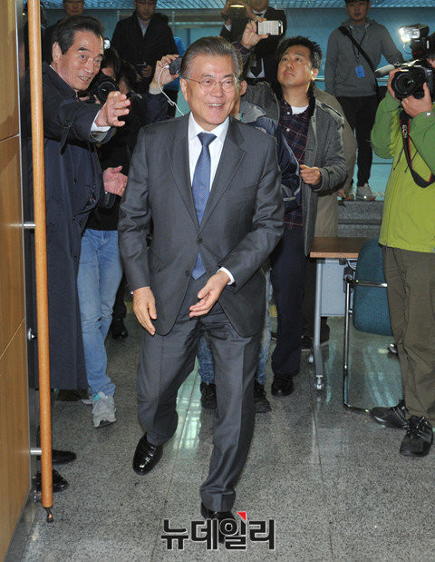 ▲ 더불어민주당 문재인 전 대표가 15일 국회 의원회관에 마련된 기자간담회장에 입장하고 있다.ⓒ이종현 기자