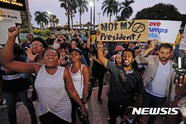 ▲ 美유력 언론들은 트럼프 반대 시위를 좋게 '포장'하고 있지만, 미국 내 여론은 그렇지가 않은 것으로 보인다. ⓒ뉴시스-AP. 무단전재 및 재배포 금지.