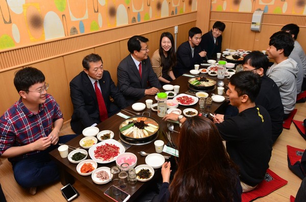 ▲ 이근규 시장과 수습사무관들이 제천 한 식당에서 오찬을 하고 있다.ⓒ제천시