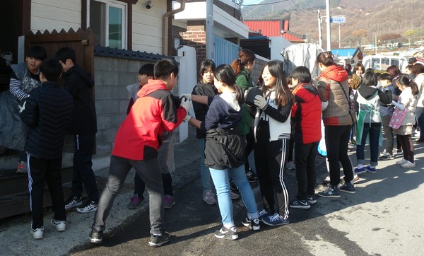 ▲ 제천 입석초등학교 전교생이 어려운 이웃에 연탄을 나르고 있다.ⓒ입석초