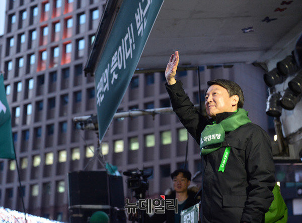 ▲ 국민의당 안철수 전 상임공동대표가 12일 광화문에서 열린 당원보고대회 중 연단에 올라 인사를 하고 있다. ⓒ뉴데일리 정상윤 기자