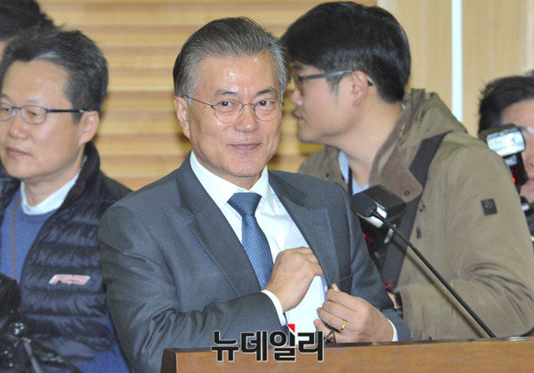 ▲ 더불어민주당 문재인 전 대표가 15일 국회 의원회관에서 기자회견을 열고 '대통령 퇴진 운동'에 들어갈 것을 밝혔다. ⓒ뉴데일리 이종현 기자