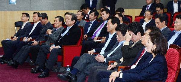 ▲ 지난 13일 '비상시국회의'에 참석한 새누리당 의원들. 이들은 15일 '비상시국위원회'를 구성하고 대표자로 12명을 선출했다. ⓒ뉴시스 DB