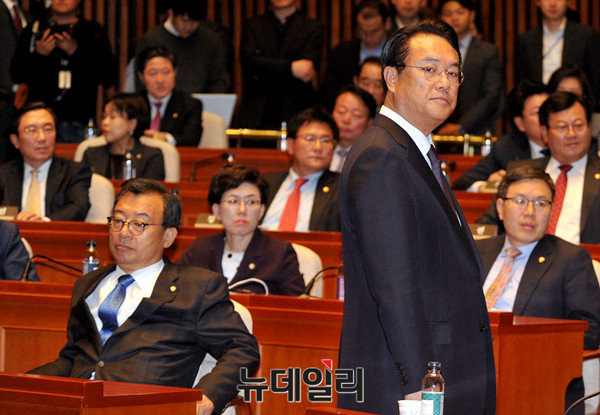 ▲ 지난 13일 '비상시국회의'에 참석한 새누리당 의원들. 이들은 15일 '비상시국위원회'를 구성하고 대표자로 12명을 선출했다. ⓒ뉴시스 DB