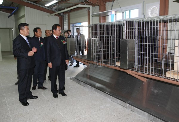 ▲ 이승훈 충북 청주시장이 15일 준공한 ‘청주시 반려동물보호센터’를 둘러보고 있다.ⓒ청주시