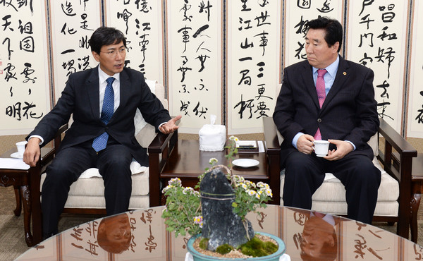 ▲ 안희정 충남도지사와 윤석우 도의회 의장이 15일 만나 도정현안 등을 심도있게 논의했다.ⓒ충남도