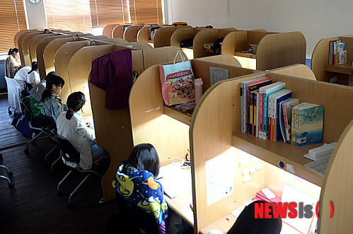 ▲ 사교육업체와 스타강사 간 잡음 등이 이어지고 있지만 매출 영향 등으로 일타 강사에 대한 의존도는 여전히 이어지고 있다. ⓒ뉴시스