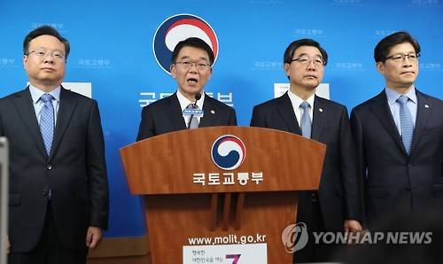 ▲ 정부가 15일 철도노조 파업 50일째를 맞아 담화문을 발표하고 있다. 왼쪽부터 조규홍 기획재정부 재정관리관, 강 장관, 이기권 고용노동부 장관, 노형욱 국무조정실 2차장.ⓒ연합뉴스