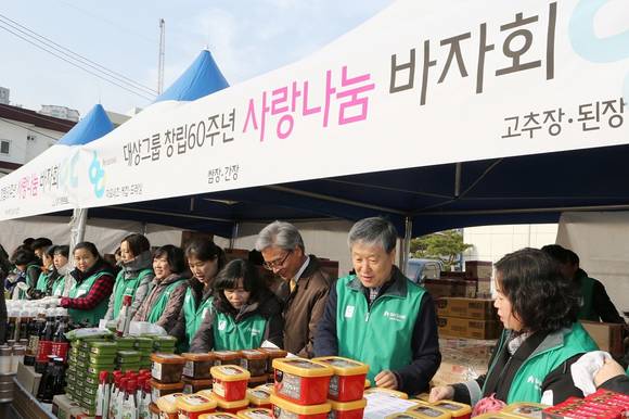 ▲ 대상 사랑나눔 바자회 현장에서 물품 판매를 하고 있는 명형섭 대상 대표이사 사장(오른쪽 두번째). ⓒ뉴데일리경제