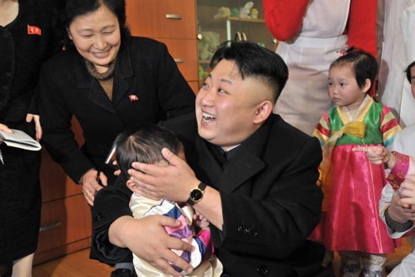 ▲ "이 아이래 태어나서 '사람돼지'를 처음 본 모양이구만" 최근 북한에서는 김정은을 '돼지'에 비유, 조롱하는 유행어가 퍼지고 있다고 한다. ⓒ北선전매체 화면캡쳐