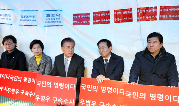 ▲ 더불어민주당 문재인 전 대표가 16일 오전 우병우 전 청와대 민정수석 구속수사를 촉구하는 민주당 의원들이 농성 중인 서울 서초구 서울중앙지검 앞 농성장을 방문해 의원들과 대화하고 있다.ⓒ문 전 대표측 제공