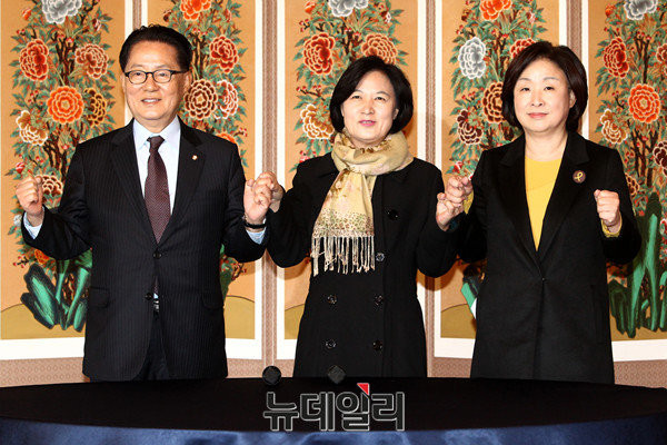 ▲ 국민의당 박지원 비상대책위원장(좌)과 더불어민주당 추미애 대표(중), 정의당 심상정 대표(우)가 지난 9일 국회 사랑재에서 야3당 대표회동을 열었다. ⓒ뉴데일리 이종현 기자