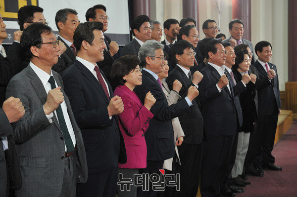 ▲ 16일 오후 의원회관에서 열린 대한민국살리기포럼 개헌토론회에 참석한 여야 의원들이 다함께 개헌 파이팅을 외치고 있다. ⓒ뉴데일리 이종현 기자