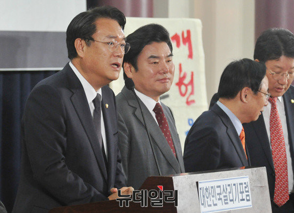 ▲ 새누리당 정진석 원내대표가 16일 오후 의원회관에서 열린 대한민국살리기포럼 개헌토론회에서 개헌의 당위성을 역설하고 있다. 사진 오른쪽으로는 원유철 전 원내대표가 서 있고, 이주영 의원과 권성동 법사위원장이 무엇인가 대화를 나누고 있다. ⓒ뉴데일리 이종현 기자