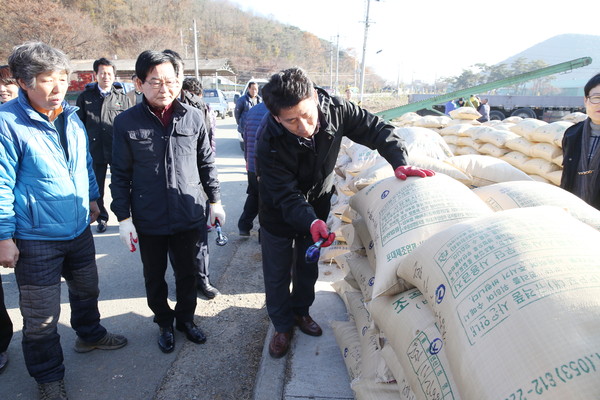 ▲ 이장식 청도군 부군수(중간)가 16일 청도군 건조벼 매입현장을 찾아 쌀 값 안정대책을 주문했다.ⓒ청도군 제공