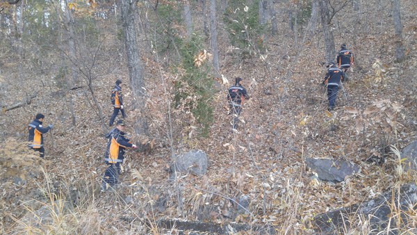 ▲ 16일 충북 진천소방서 대원들이 초평면 두타산을 수색하고 있다.ⓒ진천소방서