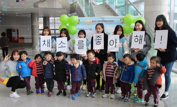 ▲ 교통대 식품영양학과 영양교육동아리 학생들이 인형극을 마치고 어린이들과 기념촬영을 하고 있다.ⓒ한국교통대