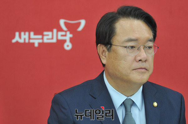 ▲ 새누리당 정진석 원내대표는 16일 비상시국위원회를 찾아 평소 자신의 소신을 말한 것으로 알려졌다. ⓒ뉴데일리 이종현 기자