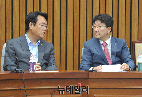 ▲ 정진석 원내대표와 권성동 의원. 두 사람은 원내대표와 국회 법사위원장으로 야당과 치열하게 협상하는 법안을 다루는 위치에 있다. ⓒ뉴데일리 DB