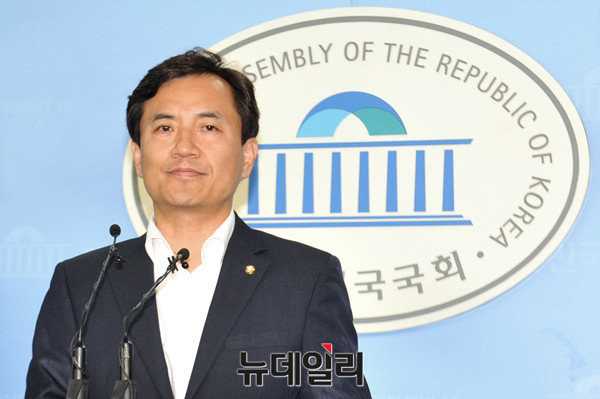 ▲ 새누리당 김진태 의원. 그는 16일 페이스북에 최순실 특검법에 반대한다는 취지의 글을 올렸다.  ⓒ뉴데일리 이종현 기자