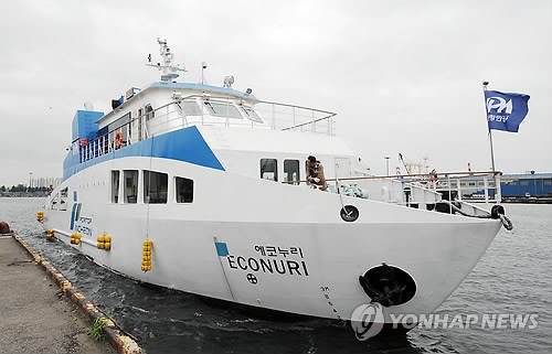 ▲ 친환경 LNG(액화천연가스)를 연료로 사용하는 인천항만공사 소유 선박 에코누리호.ⓒ연합뉴스