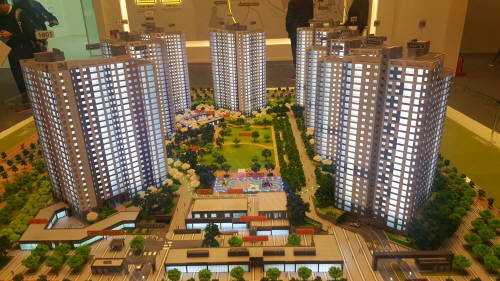 ▲ 중앙잔디마당이 돋보이는 힐스테이트 호매실 모형도. = 박지영 기자