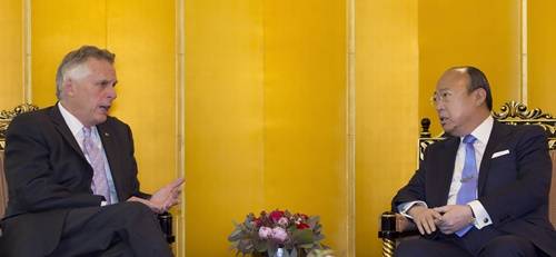 ▲ 한화그룹 김승연 회장은 11월 16일 오전 서울 중구 한화그룹 빌딩에서 미국 버지니아주 테리 매콜리프(Terry McAuliffe) 주지사를 만나 한화그룹과 버지니아간의 비즈니스 교류, 미국 대선 이후 한미 양국의 외교 및 경제 협력 방안에 대해 의견을 나눴다.ⓒ한화그룹