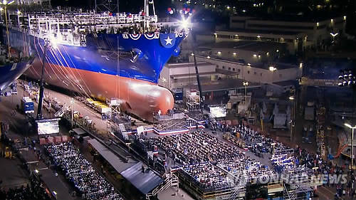 지난해 4월 미국 샌디에이고 나스코 조선소에서 대우조선해양의 천연가스 추진 선박 기술이 적용된 LNG 추진 컨테이너선 명명식이 진행되고 있다.ⓒ연합뉴스