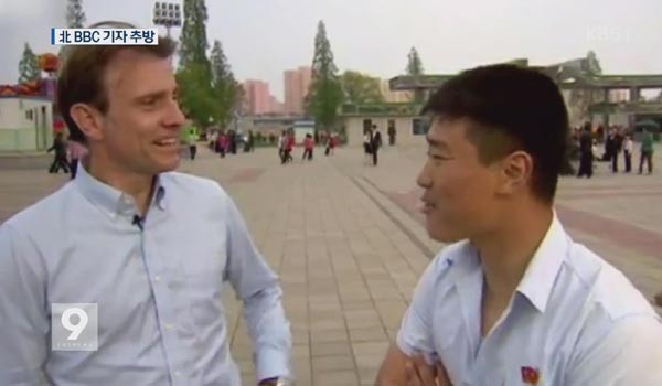 ▲ 英BBC가 2017년 봄부터 대북방송을 시작할 것이라고 밝혔다. 사진은 평양을 취재하면서 김정은을 '돼지'라고 불렀다가 강제추방당한 英BBC 기자가 평양 시민을 인터뷰하는 모습. ⓒ지난 5월 KBS 뉴스9 관련보도 화면캡쳐