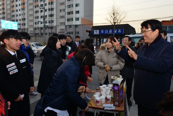 ▲ 이근규 제천시장이 시험장을 찾아 학생들을 격려하고 있다.ⓒ제천시