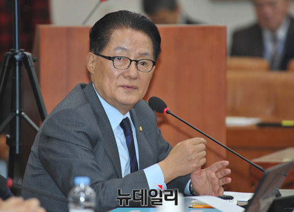 ▲ 국민의당 박지원 비상대책위원장이 17일 국회 법사위 전체회의에서 발언하고 있다. ⓒ뉴데일리 이종현 기자