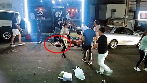 ▲ 지난 9월 9일 제주시 연동에서 일어난, 중국인 관광객의 식당 여주인 집단폭행 사건 피의자 8명이 모두 풀려났다. 당시 이 사건은 영상이 주요 언론과 유튜브, SNS 등에 공개되면서 국민적 분노를 일으켰다. 사진 속 빨간 동그라미 안이 폭행을 당해 쓰러진 식당 여주인이다. ⓒ유튜브 당시 영상 캡쳐