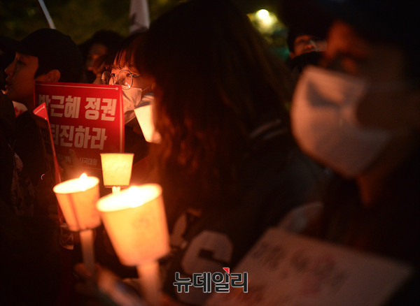 ▲ 12일 오후, 서울광장 등에서 열린 민중총궐기 촛불집회. ⓒ 뉴데일리DB