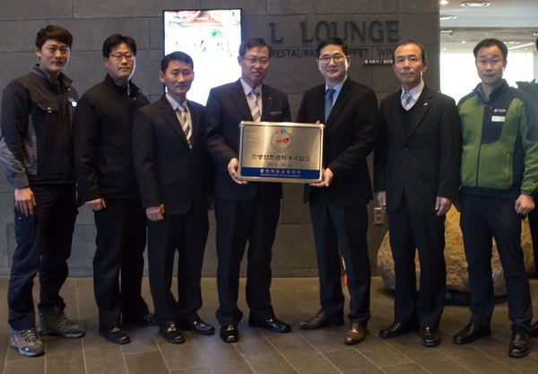 ▲ 이상민 제천소방서장(가운데)으로부터 리솜포레스트 관계자가 소방안전관리우수업소 현판을 전달받고 있다.ⓒ제천소방서