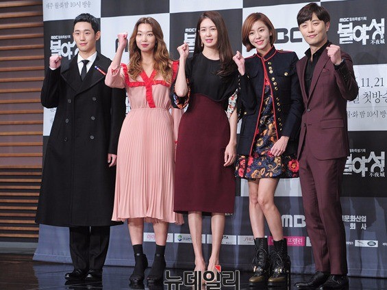 ▲ 왼쪽부터 정해인, 이호정, 이요원, 유이, 진구 ⓒ 뉴데일리 공준표