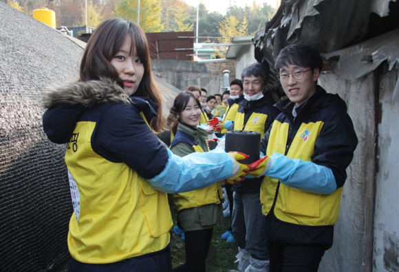 ▲ CJ오쇼핑 임직원 40여 명이 방배동 사옥 인근에 거주하고 있는 독거노인 가정에   총 3,000장의 연탄을 배달하며 지역사회에 온정을 전했다.ⓒCJ오쇼핑