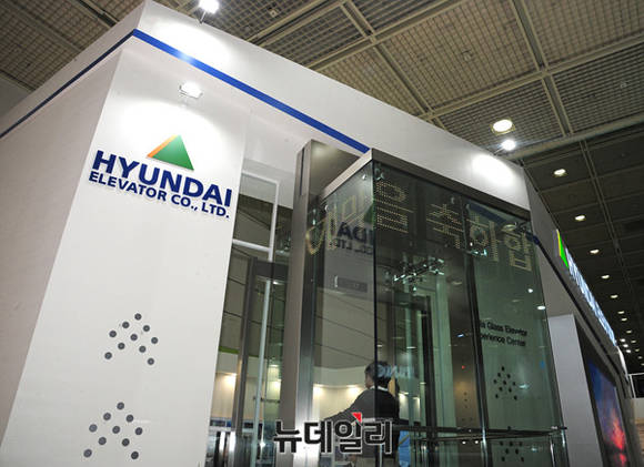 ▲ 현대엘리베이터가 세계 최초로 LED 글래스를 적용한 현대의 누드 엘리베이터.ⓒ공준표 기자