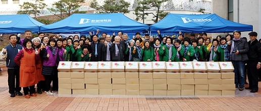 ▲ 16일 서울 성북구 한성대학교에서 진행된 '사랑의 김장 나눔 행사'에서 대학 및 지역 봉사단원 등이 기념사진을 촬영하고 있다. ⓒ한성대