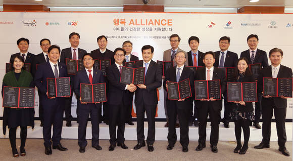 ▲ 17일 서울 종로구 SK서린빌딩에서 열린  민간 사회공헌 연합체 ‘행복 Alliance’ 발족 협약식에서 이문석 SK 사회공헌위원장(앞줄 왼쪽으로부터 다섯번째), GS25 조윤성 대표(앞줄 왼쪽으로부터 네번째) 등  14개 기업, 학교 및 기관의 주요 관계자들이 기념촬영을 하고 있다.ⓒSK그룹