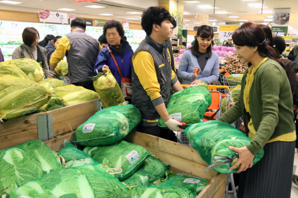 ▲ 17일 오전 은평구에 위치한 이마트 은평점에서 고객들이 배추를 사기위해 줄을 서서 기다리고 있다. ⓒ이마트