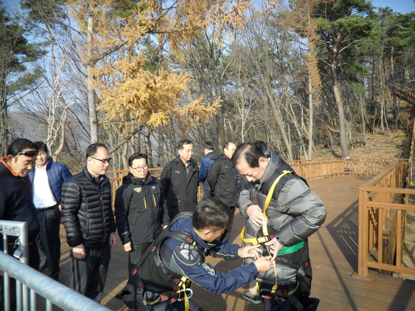 ▲ 내년 상반기 개장을 앞둔 ‘보현산댐 짚와이어’가 내년 상반기 개장을 앞두고 원활한 운영을 위해 17일 사전점검을 펼친 가운데 김영석 영천시장이 직접 탑승시험을 해보고 있다.ⓒ영천시 제공