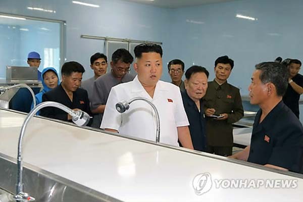 ▲ 북한 김정은 집단이 중국에 수산물을 수출, 거액의 외화를 벌어들이고 있다고 한다. 사진은 2014년 6월 새로 지은 수산물 가공공장에 간 김정은의 멍한 모습. ⓒ연합뉴스. 무단전재 및 재배포 금지.
