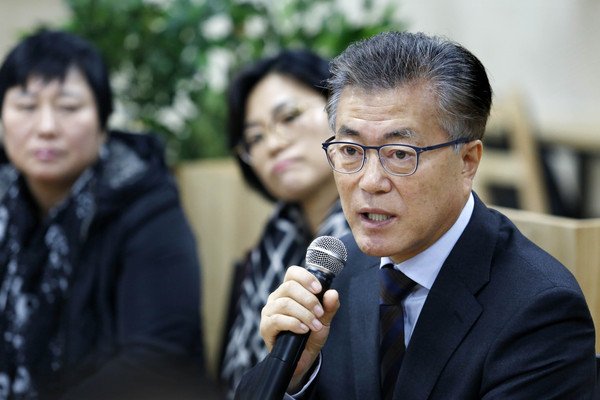 ▲ 18일 시민들과 시국 대화에 나선 더불어민주당 문재인 전 대표.ⓒ문 전 대표측 제공