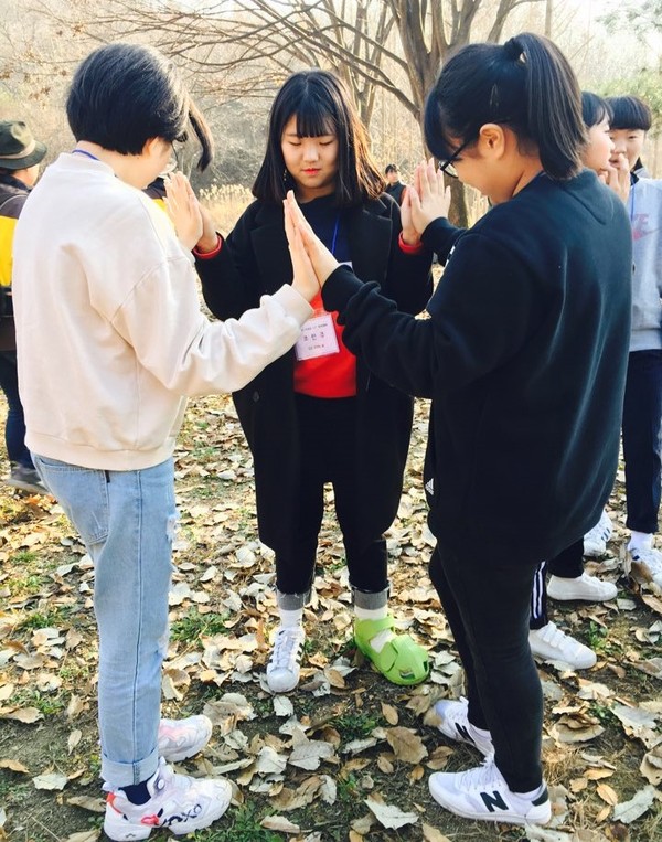 ▲ 의림여중 학생과 교사가 숲 감성형 힐링캠프에서 서로의 행복을 충전하고 있다.ⓒ제천의림여중