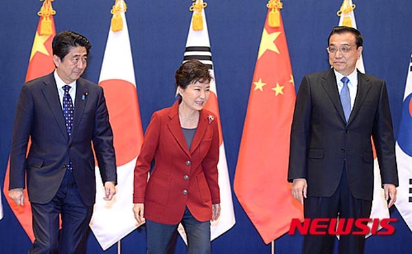 ▲ 2015년 11월 한국 서울에서 열린 한일중 정상회의 당시 모습. 왼쪽부터 아베 신조 日총리, 박근혜 韓대통령, 리커창 中총리. ⓒ뉴시스. 무단전재 및 재배포 금지.