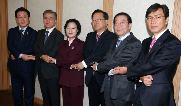 ▲ 더불어민주당 추미애(왼쪽에서 세번째) 대표 및 대권주자들. ⓒ뉴시스 사진DB
