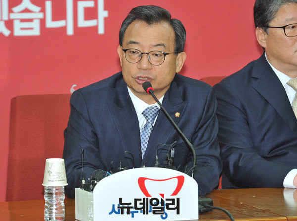 ▲ 새누리당 이정현 대표가 18일 긴급최고위원회를 열고 거취문제를 논의했다. 이 대표는 최고위 직후 기자들과 만나 비박계의 주장에 대해 향후 로드맵을 제시할 것을 요구했다. ⓒ뉴데일리 이종현 기자